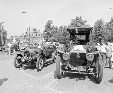 885007 Afbeelding van twee oldtimers op het Janskerkhof te Utrecht, tijdens een evenement georganiseerd in het kader ...